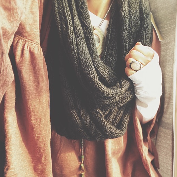 Cable Knit Circle Scarf - Picture 11 of 16